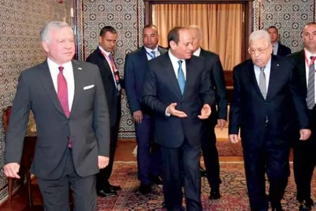 السيسي وعباس وعبد الله الثاني بعد حضور مؤتمر القدس في مقر جامعة الدول العربية (رويترز)