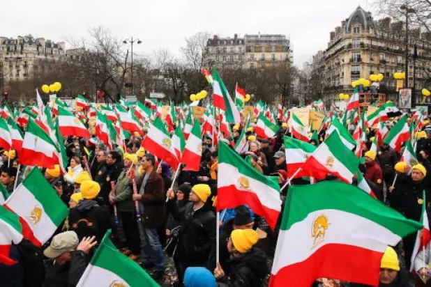 جانب من مظاهرة المعارضة الإيرانية اليوم في باريس ضد نظام ولاية الفقيه (إ.ب.أ)