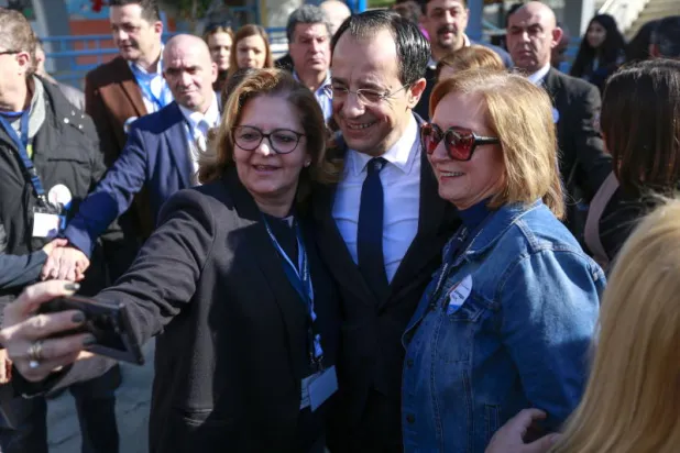 خريستودوليدس يلتقط صوراً مع أنصاره بعد الإدلاء بصوته أمس (إ.ب.أ)