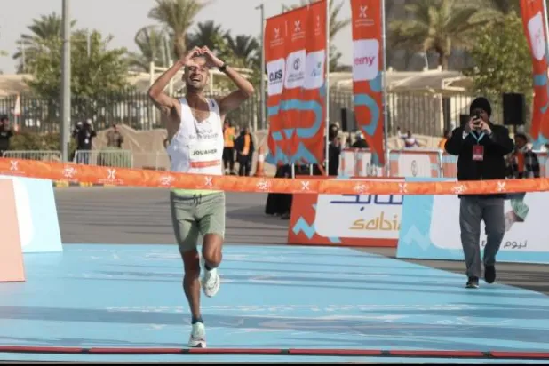 المغربي جوهر بعد وصوله خط النهاية (الشرق الأوسط)
