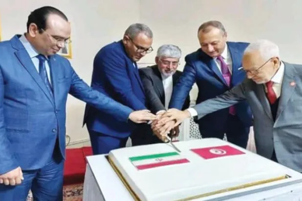 Nahda lideri Gannuşi, Eğitim Bakanı Muhammed Ali el-Bugdiri, Diyanet İşleri Bakanı İbrahim eş-Şaybi ve Cumhuriyetçi Parti lideri İsam eş-Şabi ile birlikte