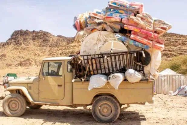 Husiler tarafından yerinden edilen Yemenli bir ailenin eşyalarını taşıyan Marib vilayetinden bir nakliye aracı (Marib vilayetinin resmi web sitesi)
