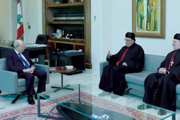 Kudüs, Hayfa ve Filistin Toprakları Maruni Katolik Başpiskoposu Musa el-Hac ve Lübnan Maruni Patriği Rai, 22 Temmuz 2022 tarihinde görev süresi henüz dolmadan önce Cumhurbaşkanı Mişel Avn ile görüşüyor (Şarku’l Avsat)