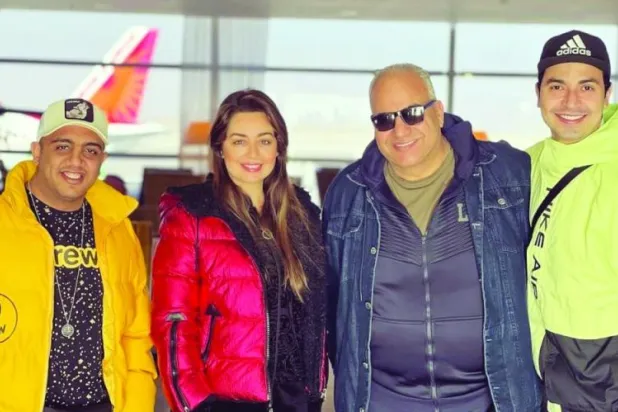هبة مجدي مع فريق العرض المسرحي الجديد (هبة على إنستغرام)