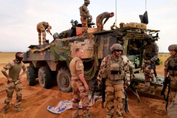 جنود فرنسيون يقفون بجوار ناقلة أفراد مصفحة (APC) بمنطقة سوم شمال بوركينا فاسو عام 2019 (أ.ف.ب)