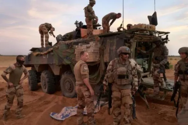 جنود فرنسيون يقفون بجوار ناقلة أفراد مصفحة (APC) بمنطقة سوم شمال بوركينا فاسو عام 2019 (أ.ف.ب)