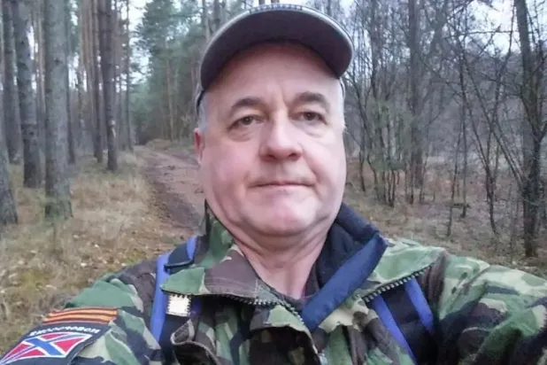 صورة تظهر ديفيد سميث (المتهم بالتجسس لصالح روسيا) لابساً ثياباً عليها شعار الانفصاليين الموالين لروسيا في شرق أوكرانيا (telegraph.co.uk)