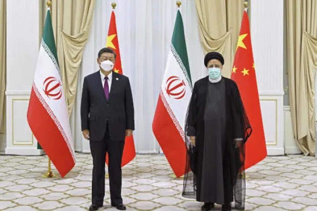 صورة من لقاء جمع الرئيسين الصيني والإيراني في 16 سبتمبر (أيلول) الماضي (أ.ب)