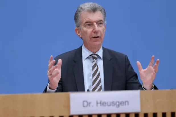 كريستوف هوسغن مدير مؤتمر ميونيخ للأمن متحدثاً اليوم إلى الصحافيين في العاصمة الألمانية برلين (د.ب.أ)