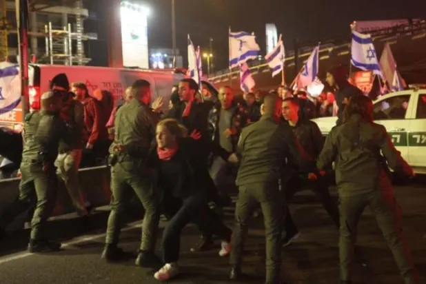 İsrail polisi, Tel Aviv'in merkezindeki gösteriler sırasında yolu kapattı (AFP)
