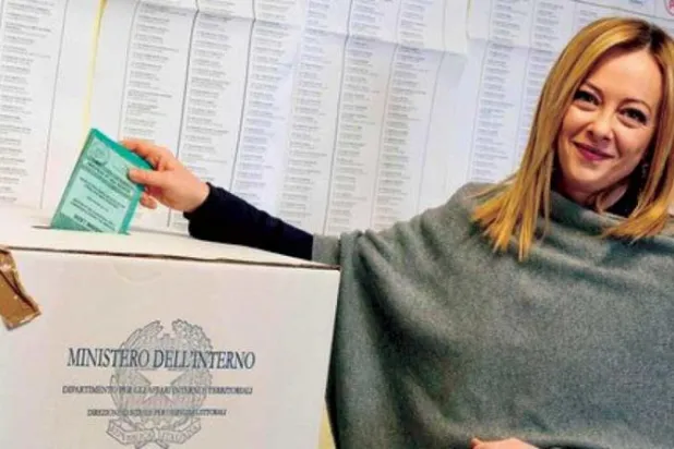 ميلوني تدلي بصوتها بالانتخابات الإقليمية في روما الأحد الماضي (إ.ب.أ)