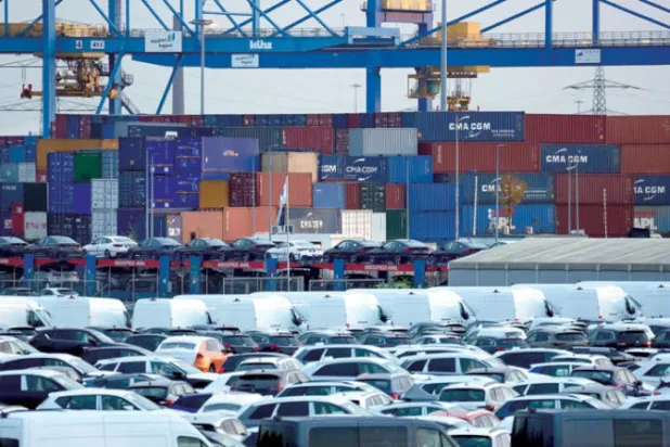 سيارات وحاويات في مركز لوجيستي ألماني وسط مخاوف من هروب الاستثمارات إلى أميركا (أ.ب)