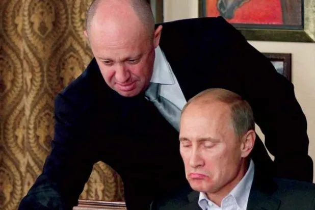 بريغوجين يقدّم الطعام لبوتين في مطعم خارج موسكو عام 2011 (أ.ب)