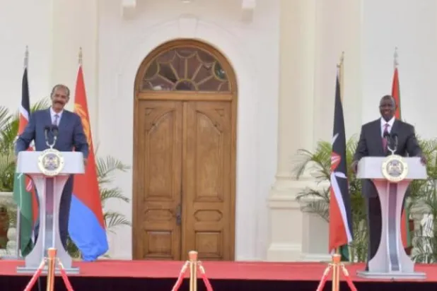 الرئيس الإريتري آسياس أفورقي والرئيس الكيني ويليام روتو (أ.ب)