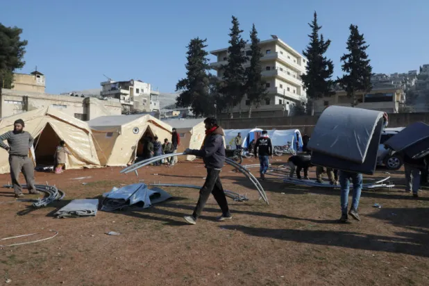 تجهيز مخيم للمتضررين في حارم (رويترز)