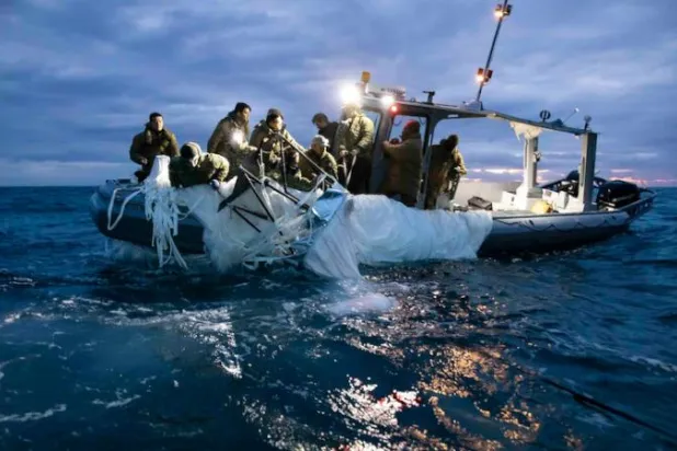 بحارة يستعيدون المنطاد الصيني الذي تم إسقاطه في 4 فبراير 2023 (أ.ب)