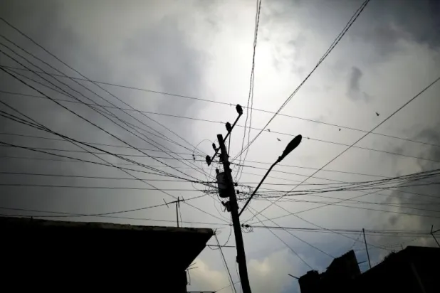 أسلاك الكهرباء في أحد شوارع كوبا (رويترز)