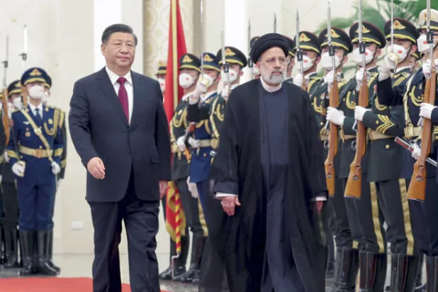 شي جينبينغ مستقبلاً إبراهيم رئيسي في بكين أمس (أ.ب)