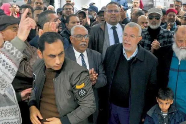 Nahda Hareketi’nin yandaşları, liderlerinden birinin tutuklanmasını protesto etmek için Adalet Sarayı önünde nöbet tutuyor. (AP)