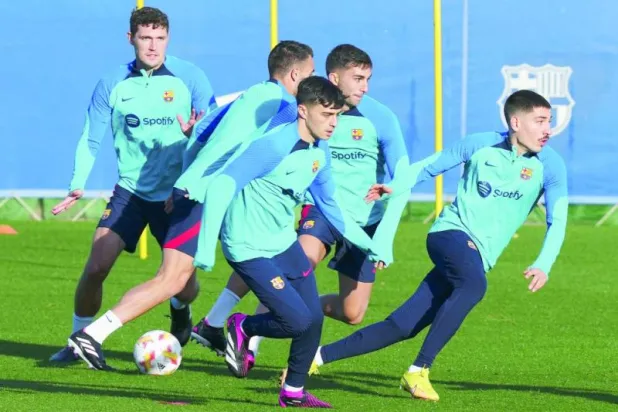 لاعبو برشلونة يستعدون لمباراة يونايتد وهم في قمة مستواهم (إ.ب.أ)