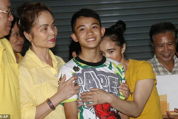 دونغبيتش برومثب وسط أفراد أسرته بعد إنقاذه من الكهف (أرشيفية - أ.ب)