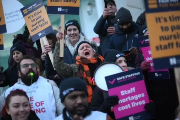 19 Ocak'ta Londra'da bir araya gelen hemşireler maaşlarına zam talep ediyor (AFP)
