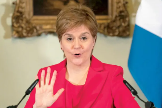 ستورجن خلال مؤتمر صحافي في إدنبره أمس (أ.ف.ب)