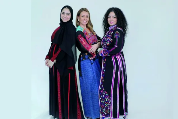 ميسون عزام تتوسط رسيل (يمين) ورغد (خاص الشرق الأوسط)