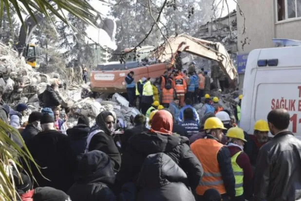 Search and rescue teams remove rubble in Kahramanmaras city on Tuesday. (Asharq Al-Awsat) 