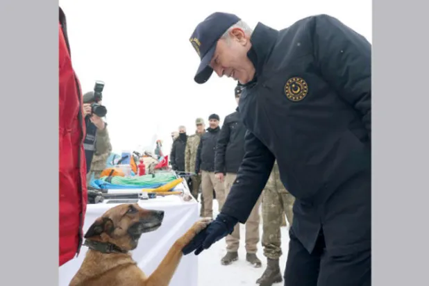 صورة وزعتها وزارة الدفاع التركية للوزير خلوصي أكار مع كلبة الإنقاذ «سيلا»