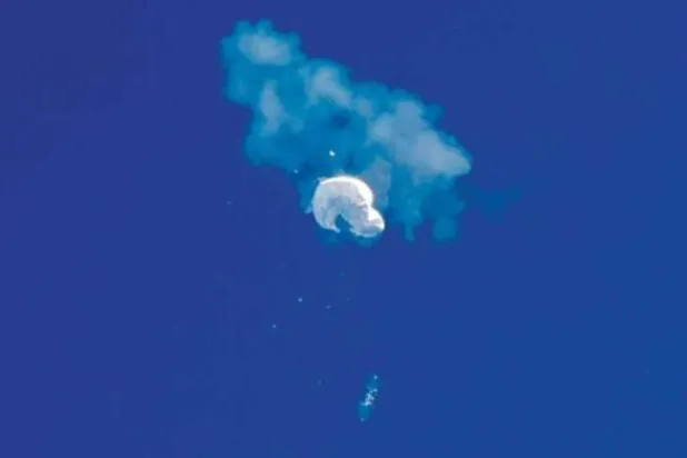 لحظة إسقاط المنطاد الصيني في كارولينا الجنوبية في 4 فبراير الحالي (رويترز)