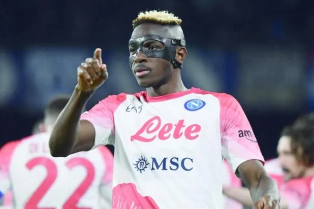 النيجيري أوسيمهن ورقة نابولي الرابحة (أ.ف.ب)