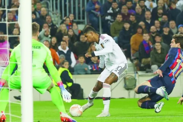 راشفورد مهاجم يونايتد ونجم اللقاء يسجل هدف فريقه الأول في مرمى در شتيغن حارس برشلونة (رويترز)