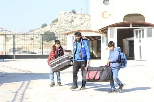 سوريون يعودون عبر معبر «باب الهوى» (الشرق الأوسط)