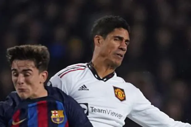 صراع هواائي على الكرة بين غابي وفاران خلال المواجهة "أ.ب"