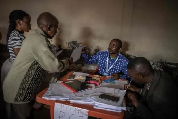 مواطنون يسجلون معلوماتهم بمركز للانتخابات اليوم في غوما شرق الكونغو الديمقراطية (أ.ف.ب)