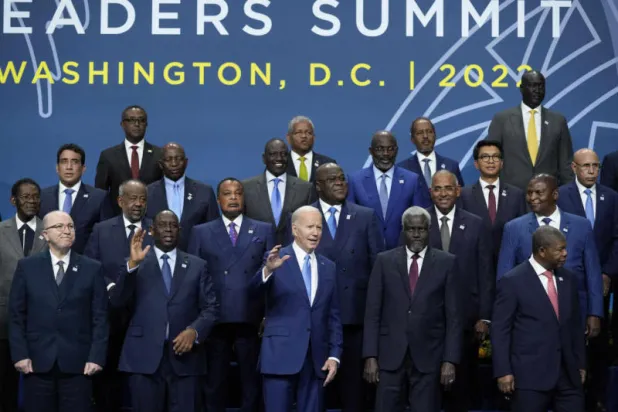 الرئيس الأميركي جو بايدن وعدد من القادة الأفارقة خلال قمة واشنطن في ديسمبر الماضي (أ.ب)
