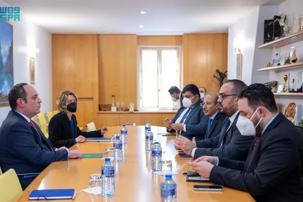 فيصل الإبراهيم وزير الاقتصاد السعودي لدى لقائه ديميتري كيركنتزس أمين عام المكتب الدولي للمعارض في باريس (واس)