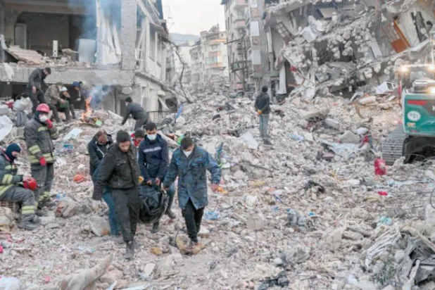 Hatay’da arama kurtarma ekipleri tarafından enkaz altında bir ceset çıkarıldı (AFP)