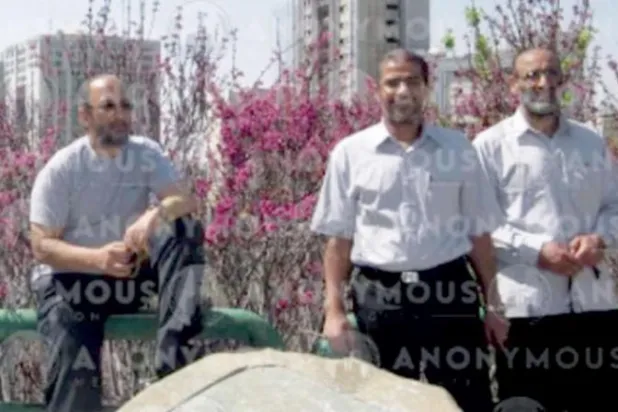 سيف العدل (يسار) وأبو محمد المصري وأبو الخير المصري في صورة نادرة التُقطت عام 2015 في طهران وتم تداولها سبتمبر الماضي