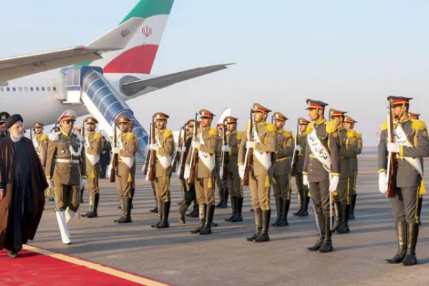 صورة وزعها موقع الحكومة الإيرانية من وصول رئيسي إلى مطار مهرآباد في طهران أمس