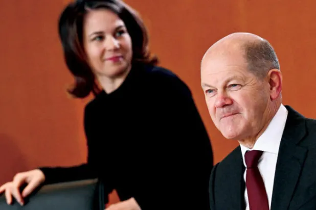 المستشار الألماني أولاف شولتس ووزيرة الخارجية أنالينا بيربوك خلال اجتماع حكومي أول من أمس (رويترز)