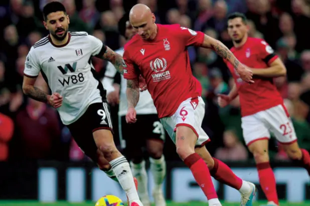 جونجو شيلفي (وسط) في أول مباراة له مع نوتنغهام فورست أمام فولهام بعد رحيله من نيوكاسل (رويترز)