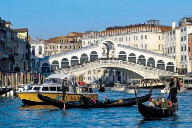 كشفت الدراسات أن ساحة القديس مرقس ستكون أول الأماكن التي ستغمرها المياه (أ.ف.ب)