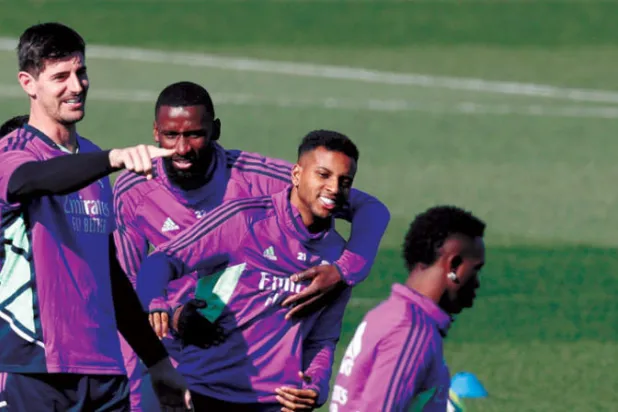 لاعبو ريال مدريد وحصة تدريبية استعدادا لأوساسونا (إ.ب.أ)