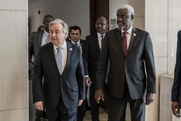 موسى فقي رئيس مفوضية الاتحاد الأفريقي وأنطونيو غوتيريش الأمين العام للأمم المتحدة في أديس أبابا الجمعة (أ.ف.ب)