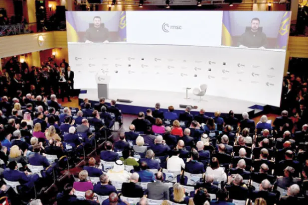 الرئيس الأوكراني فولوديمير زيلينسكي يخاطب عبر الدائرة المغلقة مؤتمر «ميونيخ للأمن» أمس (إ.ب.أ)