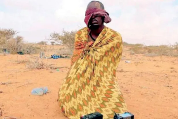 قيادي حركة «الشباب» الذي اعتقله الجيش الصومالي (وكالة الصومال الرسمية)