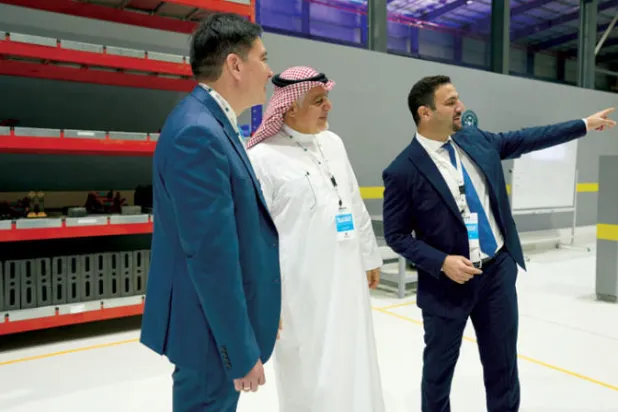 روي دونلسون رئيس شركة «رايثيون العربية السعودية» والمهندس محمد سراج وعلاء عكرة من شركة الزاهد الصناعية في مصنع وحدات الطاقة الرئيسية (الشرق الأوسط)