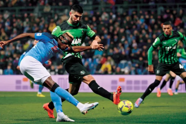 فيكتور أوسيمهن وهدف نابولي الثاني (أ.ب)